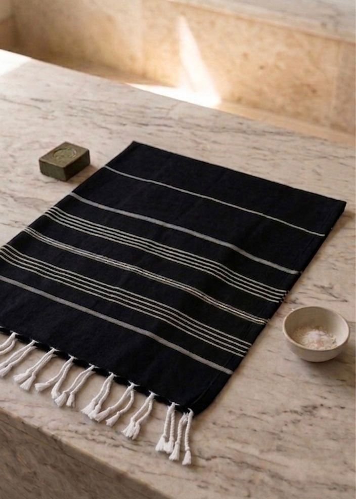 Fuşya peştemal, çini desenli bir hamam tezgahında